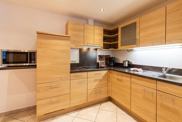 Fridge, microwave, stovetop, dishwasher - Apartment Heidi 60sqm, balcony, kitchenette, 2 bedrooms, living room, max. 4 p. (Ruhpolding)