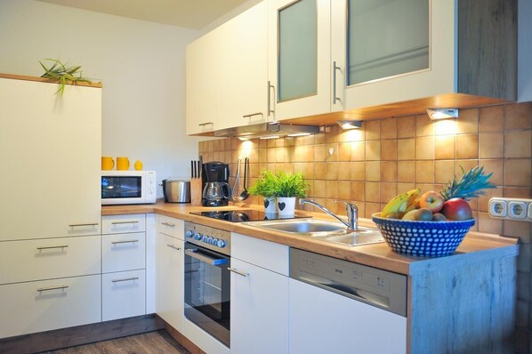 Kjøleskap, mikrobølgeovn, ovn og kokeplater