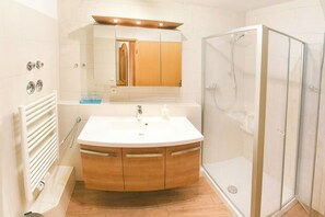 Dusche, Haartrockner, Handtücher