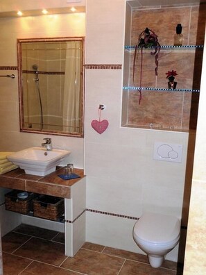 Badewanne, Haartrockner, Handtücher