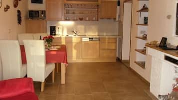 Wasserkocher mit Kaffee-/Teezubehör, Kühlschrank, Mikrowelle, Ofen