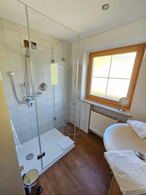 Shower, hair dryer, towels - Vacation apartment 1, 1-4 persons, 78 sqm (Schönau am Königssee)
