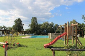Área de juegos infantiles al aire libre