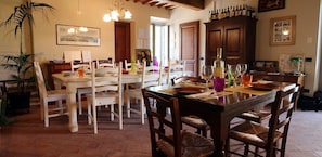 Déjeuner, dîner, souper et brunch servis sur place