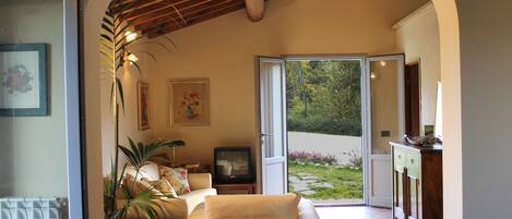 Family Apartment, 2 Bedrooms, Ground Floor (Marrone) | Living room