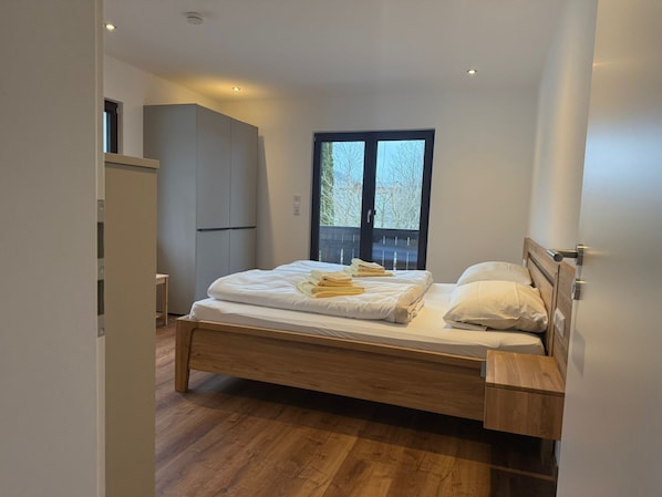 2 bedrooms, iron/ironing board, Internet, bed sheets
