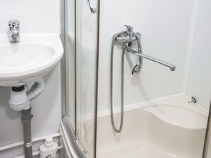Design Studio | Bathroom | Shower, free toiletries, towels - Hostel Cabin Sailor (Murmansk)