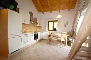 Kjøleskap, ovn, kokeplater og oppvaskmaskin