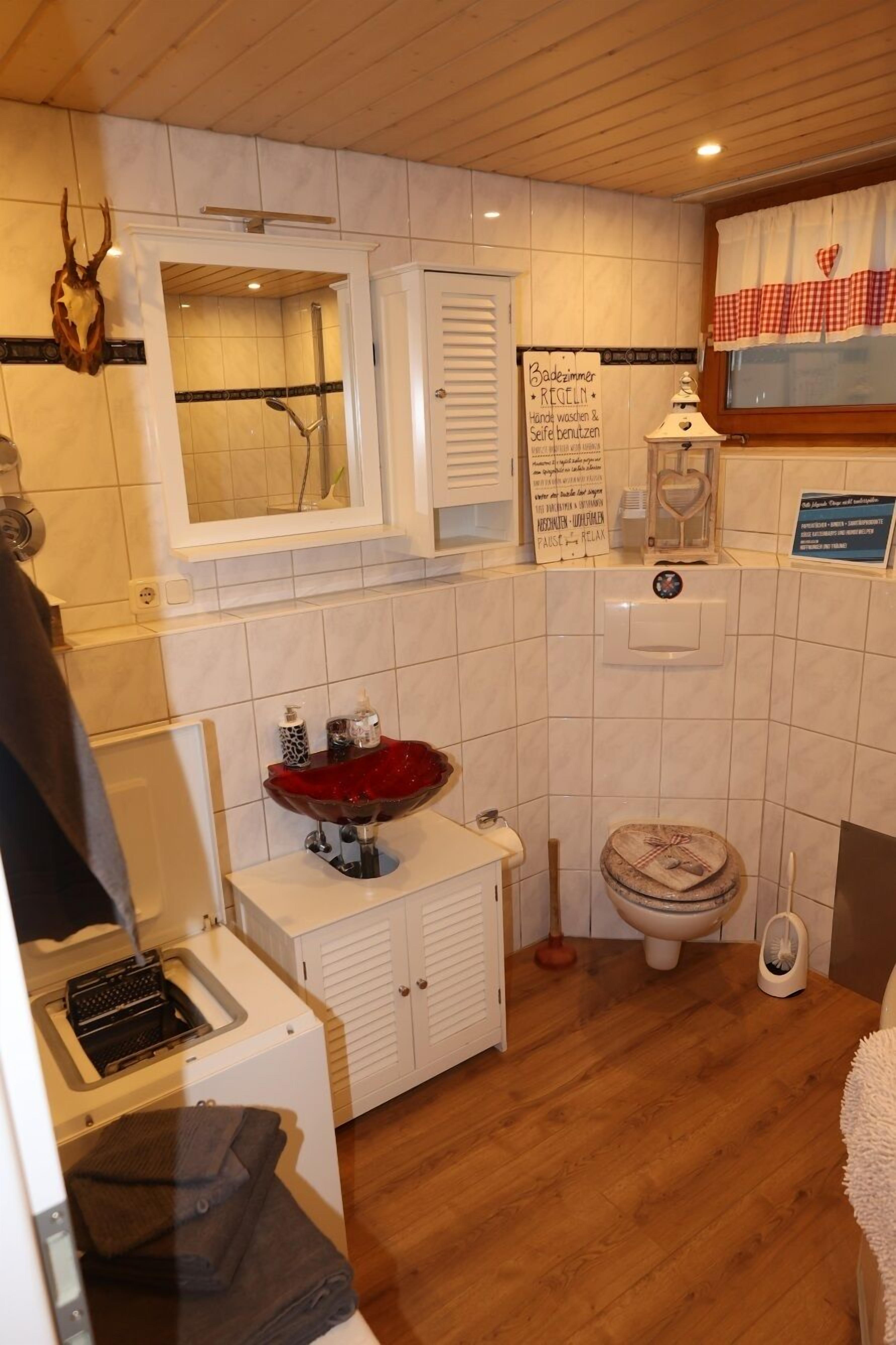 Badewanne, Haartrockner, Handtücher