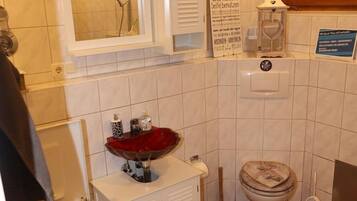 Badewanne, Haartrockner, Handtücher