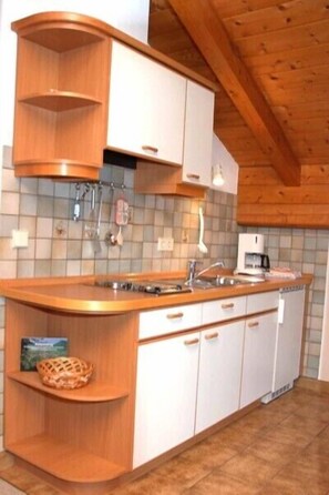 Køleskab, kogeplade, opvaskemaskine, kaffe-/temaskine