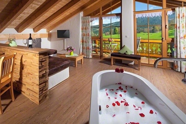 Nr. 3, Ferienwohnung ca. 50 m², Wohn-/Schlafzimmer, Balkon-Wohnzimmer mit freistehender Badewane