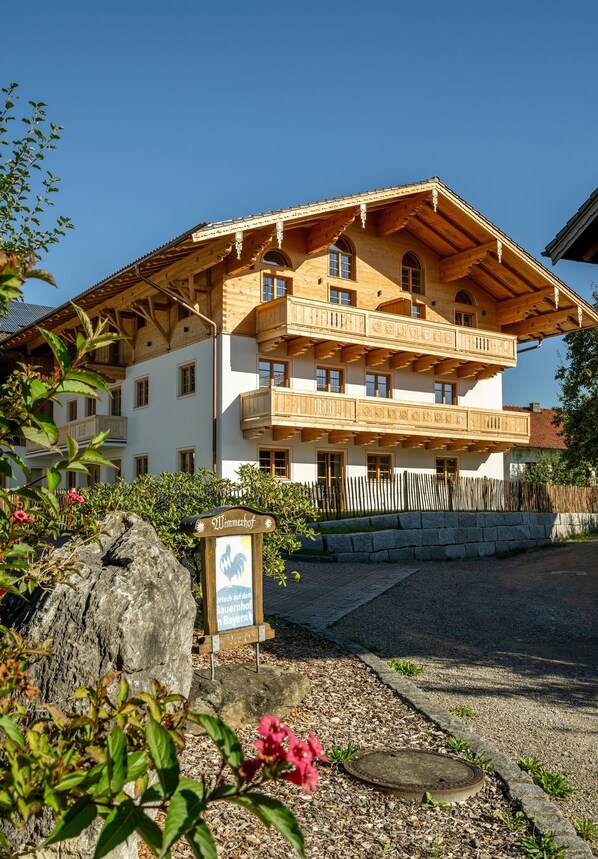 المنشأة من الخارج