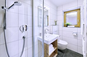 Shower, hair dryer, towels - Untersberg, 1-4 Personen, ca. 50 qm, 1 Schlafzimmer 2x Dusche/WC, Wohnschlafraum, Küche, Balkon (Bischofswiesen)