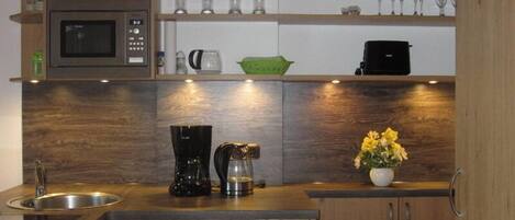 Geladeira, micro-ondas, fogão, cooktop