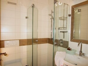 Douche, sèche-cheveux, serviettes fournies