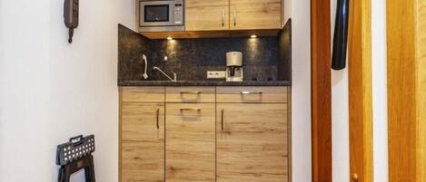 Frigorífic, microones, placa de cuina i rentaplats