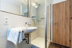Dusche, Haartrockner, Handtücher