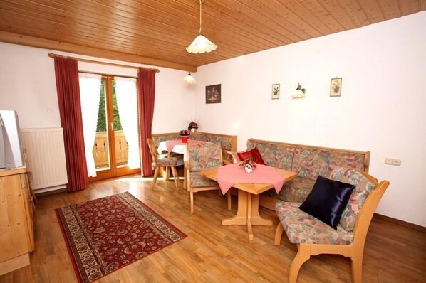 Dining - (2) Zwei-Raum-Ferienwohnung, Dusche/WC, Extra-Schlafzimmer, Küche, Balkon (Reit im Winkl)