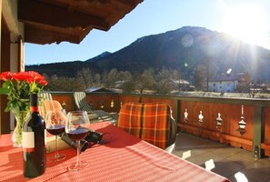 Outdoor dining - Vacation apartment Weitsee 84sqm, balcony, kitchen, 2 bedrooms, living room, WLAN (Ruhpolding)