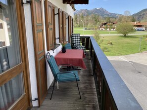 Outdoor dining - Vacation apartment Weitsee 84sqm, balcony, kitchen, 2 bedrooms, living room, WLAN (Ruhpolding)