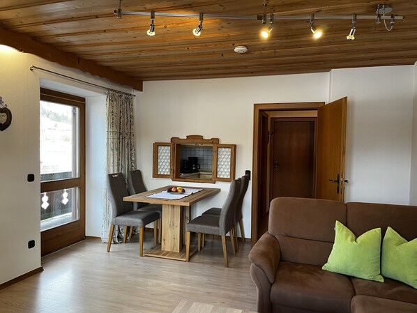Dining - Vacation apartment Weitsee 84sqm, balcony, kitchen, 2 bedrooms, living room, WLAN (Ruhpolding)