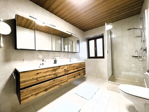 Dusche, Haartrockner, Handtücher