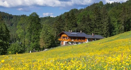 Vacation apartment Untersberg, for 2-4 persons, two separate bedrooms