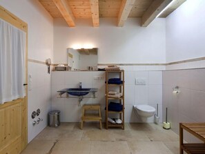 Badewanne, Haartrockner, Handtücher