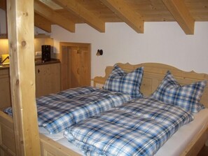 1 bedroom, internet, bed sheets - Vacation room Ramsau 20 sqm 2 persons, bed-sitting room, terrace (Piding)