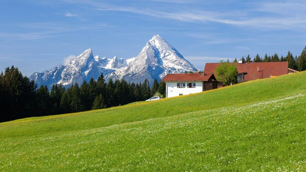 A house on a hillside with a mountain in the background. - Ferienhaus für 2-4 Personen (Berchtesgaden)