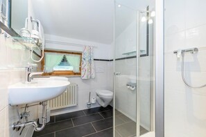 Regadera, secadora de cabello, toallas 