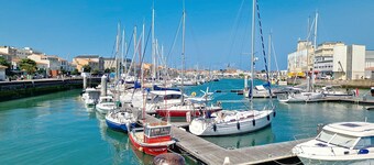 Charming Renovated Home - 3 Bedrooms, Garden, Parking - 15 min Walk to Beach, Shops Nearby