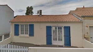 Unclassified image, 3 of 25, button - Charming Renovated Home - 3 Bedrooms, Garden, Parking - 15 min Walk to Beach, Shops Nearby (Les Sables-d'Olonne)