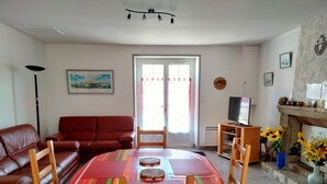 Unclassified image, 4 of 25, button - Charming Renovated Home - 3 Bedrooms, Garden, Parking - 15 min Walk to Beach, Shops Nearby (Les Sables-d'Olonne)