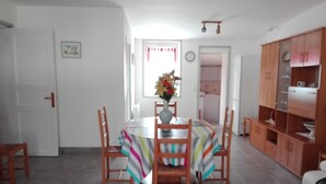 Unclassified image, 2 of 25, button - Charming Renovated Home - 3 Bedrooms, Garden, Parking - 15 min Walk to Beach, Shops Nearby (Les Sables-d'Olonne)