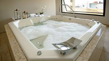 Bañera de hidromasaje cubierta