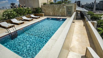 Piscina stagionale all'aperto, lettini