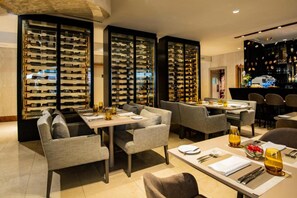 Serveert ontbijt, lunch, diner, internationale gerechten