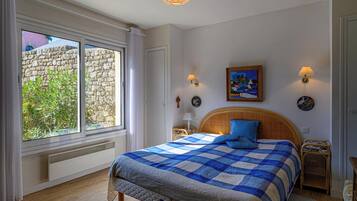 4 slaapkamers, een bureau, een strijkplank/strijkijzer, internet