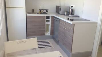 Jääkaappi, mikroaaltouuni, liesi, astianpesukone