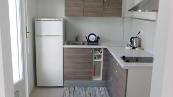 Réfrigérateur, micro-ondes, plaque de cuisson, lave-vaisselle