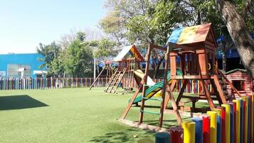 Área de juegos infantiles al aire libre