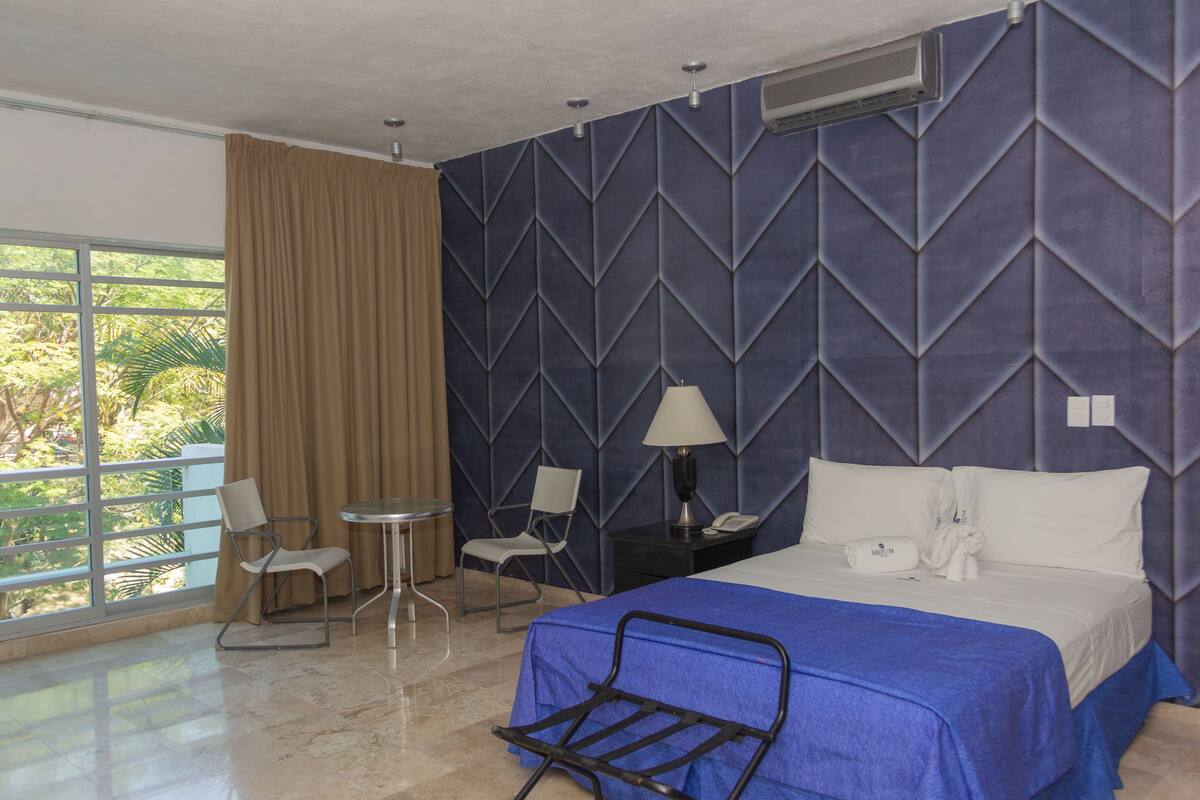 Single Room, 1 Queen Bed | Desk, free WiFi