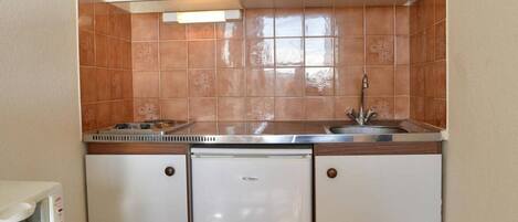 Kylskåp, mikrovågsugn, spishäll och kaffe- och tebryggare