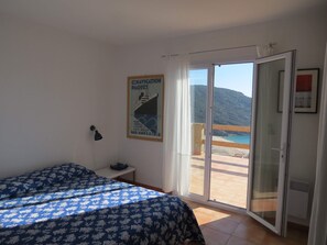 4 chambres, bureau, fer et planche à repasser, lit de bébé portatif