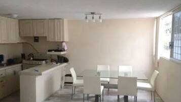 Condo familiar, 3 habitaciones | Servicio a la habitación