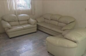 Familienapartment, 3 Schlafzimmer | Wohnbereich | Flachbildfernseher