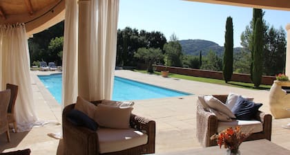 Magnifique villa provençale de 300 m2 climatisée avec grande piscine plein sud