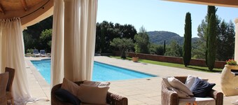 Magnifique villa provençale de 300 m2 climatisée avec grande piscine plein sud